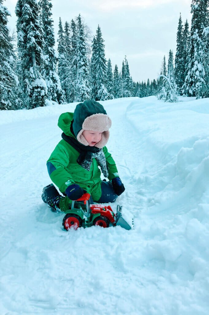 Spelen in de sneeuw in Fins Lapland