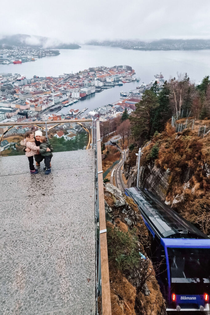 De Fløibanen in Bergen in Noorwegen met kinderen
