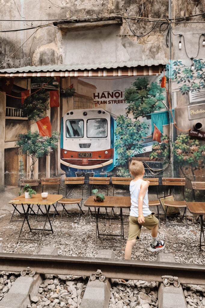 Train Street Hanoi met kinderen